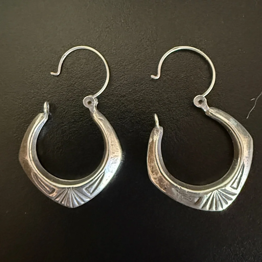 Vintage Handmade Silver Hoop Earrings with hammered detail - Picture 3 of 11